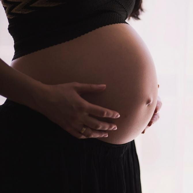 Gravid kvinde i sort tøj