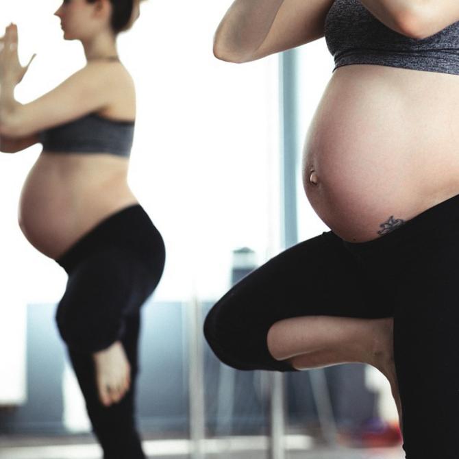 Gravid kvinde laver yoga