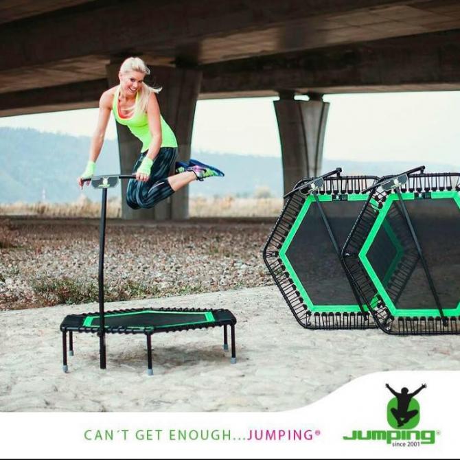 Fitness pige hopper på trampolin